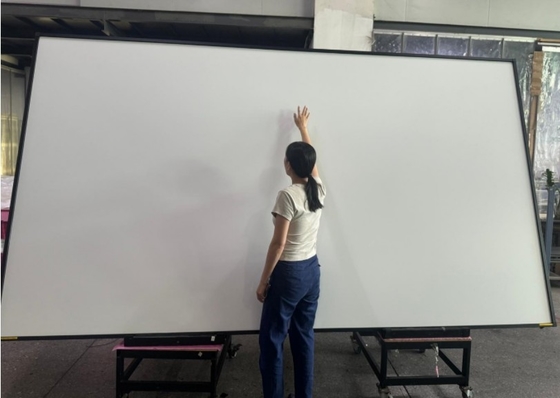 Tableau blanc interactif 4K avec stylo / doigt et caméra / microphone en option