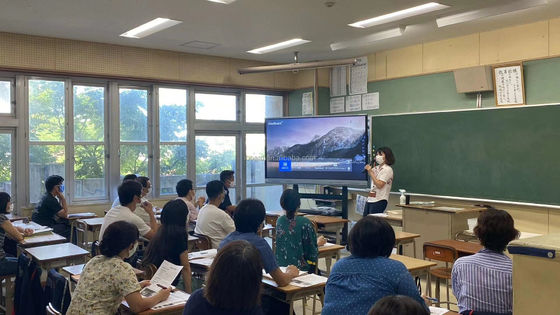 iBoard Factory Recoordable 75 pouces enregistré et partageable tableau vert intelligent - Le dernier tableau noir interactif pour l'éducation moderne