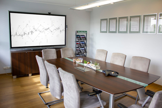 Des présentations collaboratives faciles avec un écran tactile interactif et un logiciel de tableau blanc