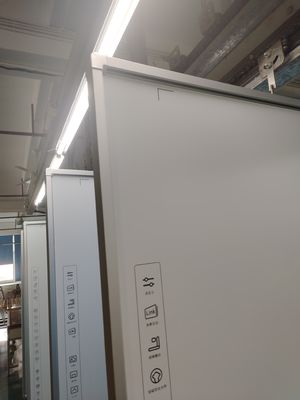 Tableau blanc interactif à infrarouges à 20 points de contact avec surface en céramique ou plastique brillant, panneau tactile intelligent avec 22 touches de raccourci de chaque côté pour une navigation rapide et facile, tableau blanc pour l'éducation scolaire
