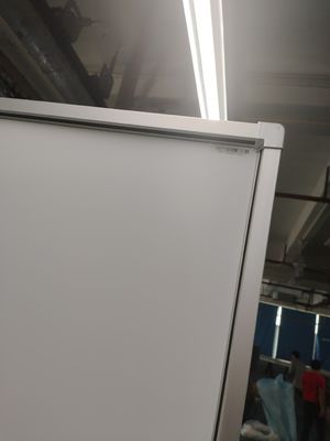 Tableau blanc interactif à infrarouges à 20 points de contact avec surface en céramique ou plastique brillant, panneau tactile intelligent avec 22 touches de raccourci de chaque côté pour une navigation rapide et facile, tableau blanc pour l'éducation scolaire