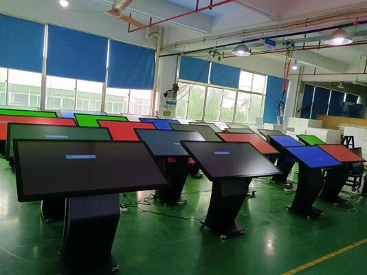 Borne interactive à écran tactile 4K de 55 pouces avec système d'exploitation Android/Windows pour affichage numérique interactif et menu numérique