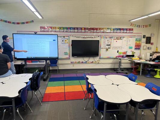 Panneau plat interactif avec 20 points de contact 350 Cd/m2 Lumière et durée de vie de 50 000 heures pour un enseignement et une collaboration améliorés