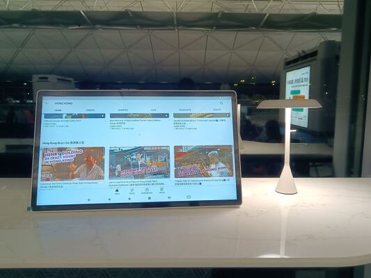 24,5 bureau d'affichage mobile de moniteur tactile de réunion vidéo de pouce 8GB RAM et position de plancher