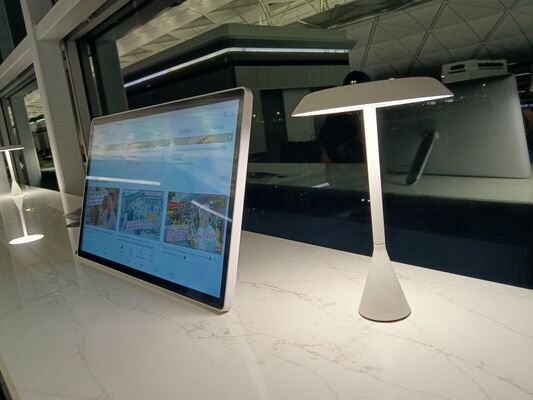24,5 bureau d'affichage mobile de moniteur tactile de réunion vidéo de pouce 8GB RAM et position de plancher