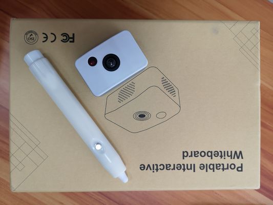 Un stylo portable interactif sur tableau blanc sensible au toucher, un dispositif interactif sur un tableau blanc normal ou une surface plane pour l'école