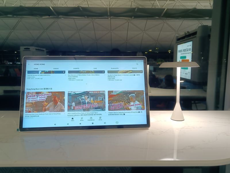 24,5 bureau d'affichage mobile de moniteur tactile de réunion vidéo de pouce 8GB RAM et position de plancher